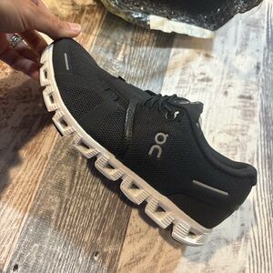 COPY - Women’s oncloud 5 size 6